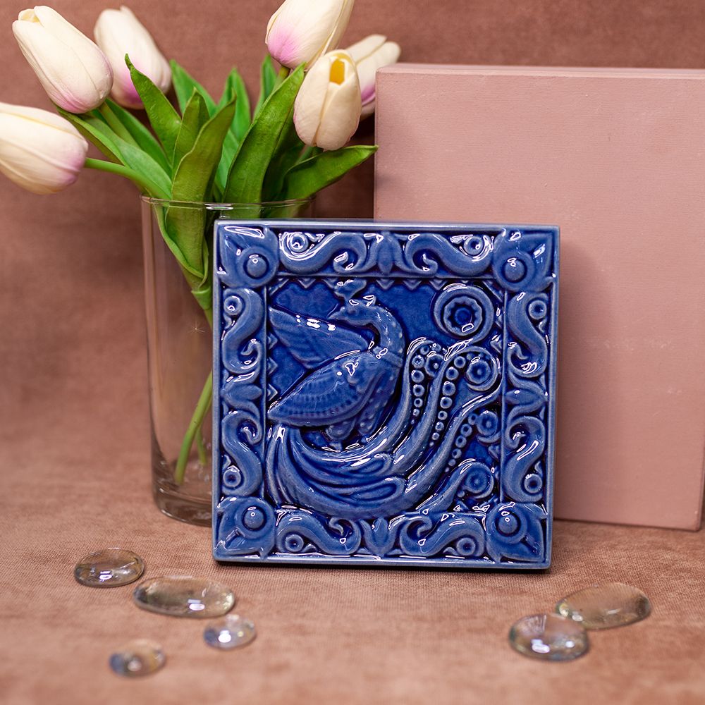 Изразец Павлин одноцветный из белой глины