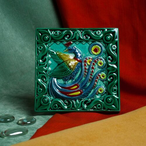 Изразец Павлин цветной зеленый фон фото