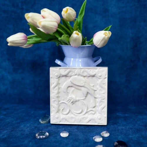 Изразец Птица пьет одноцветный белый фото