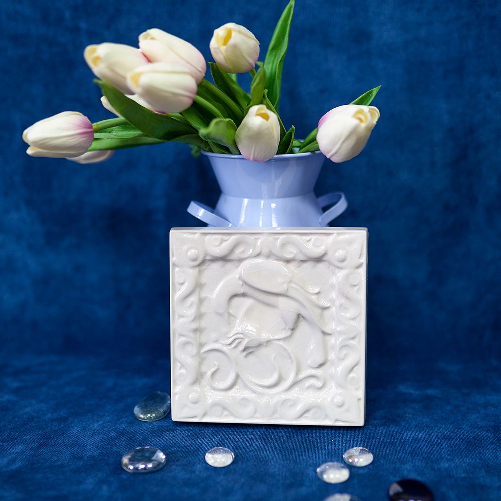 Изразец Птица пьет одноцветный белый