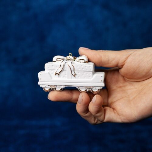 Ёлочная игрушка Вагончик с большим подарком (фарфор, золото) фото