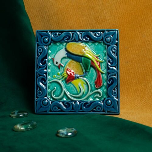 Изразец Птица пьет цветной синий фон фото