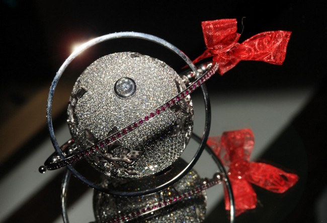 Елочный шар из золота от Hallmark Jewellers