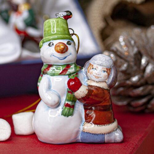 Мальчик лепит снеговика