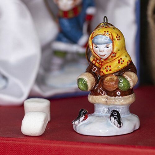 Девочка кормит снегирей фото