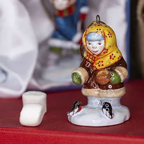 Девочка кормит снегирей Девочка кормит снегирей фото