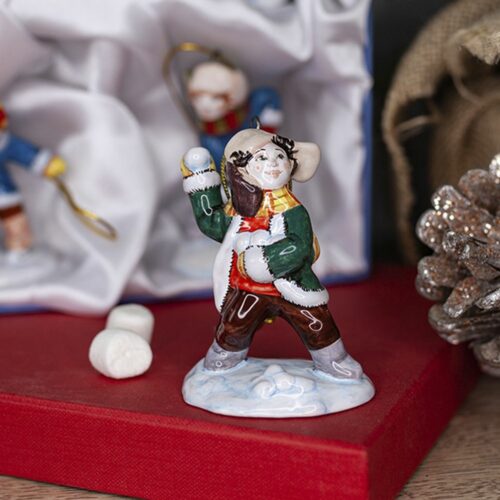 Игра в снежки (мальчик) фото