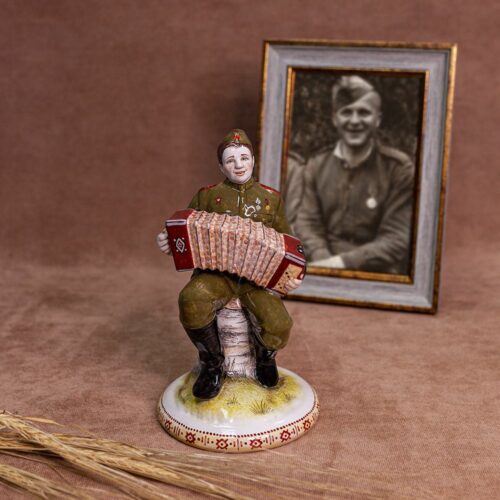 Фигура Солдат с гармонью фото