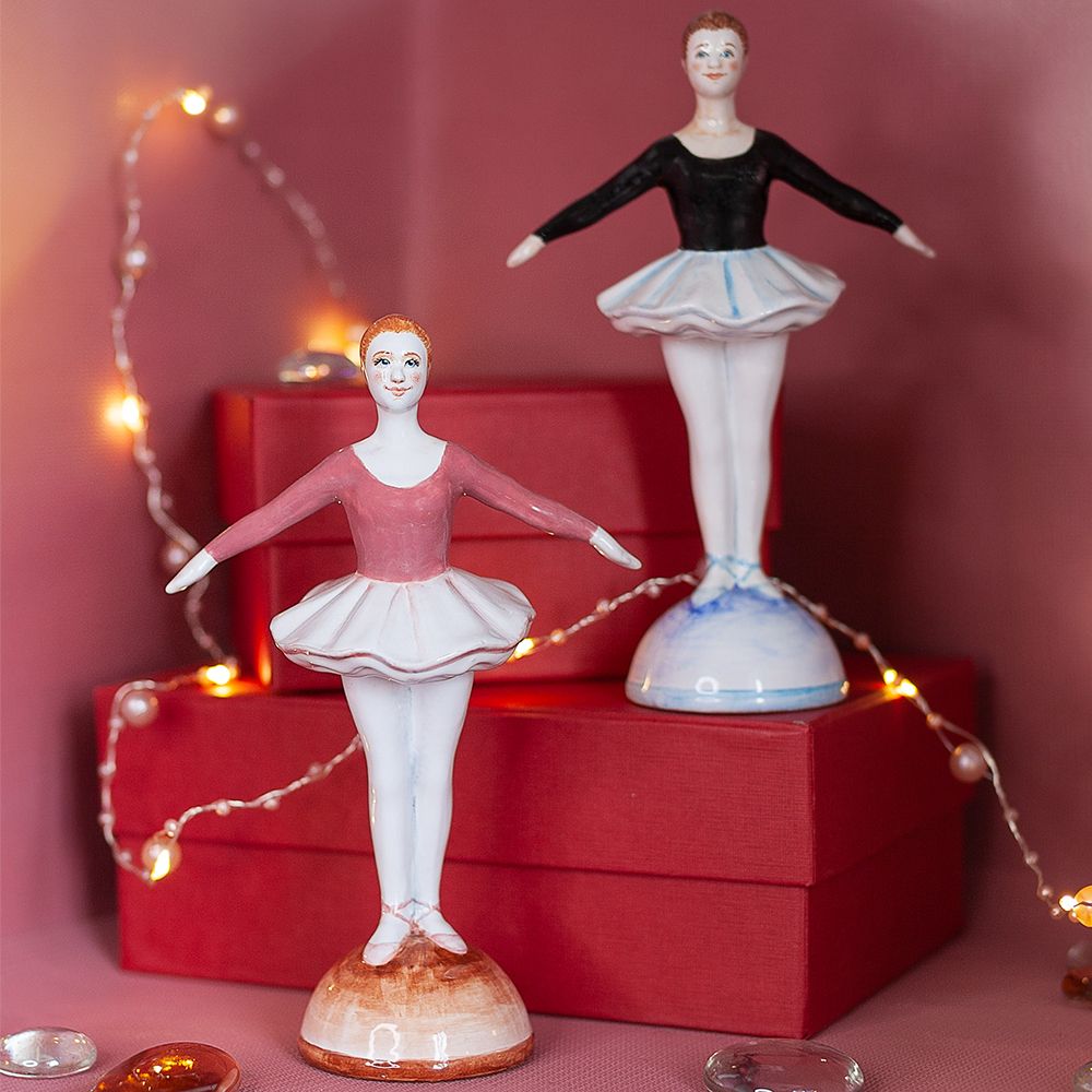 Балерина в розовом купальнике