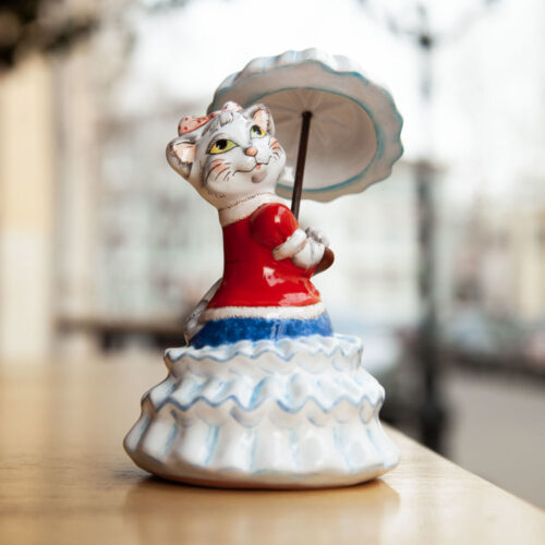 Кошка с голубым зонтиком фото