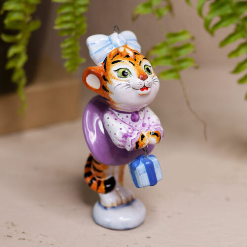 Тигр девочка с подарком фото