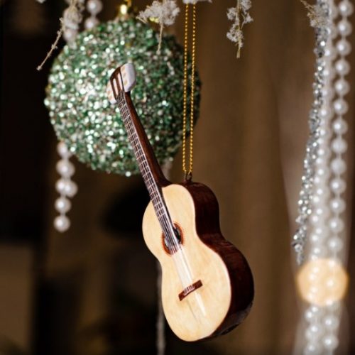 Гитара из набора Музыкальные инструменты Гитара из набора Музыкальные инструменты фото