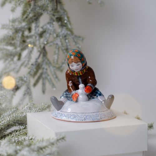 Фигура Девочка лепит снеговика фото