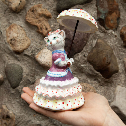 Кошка с желтым зонтиком фото