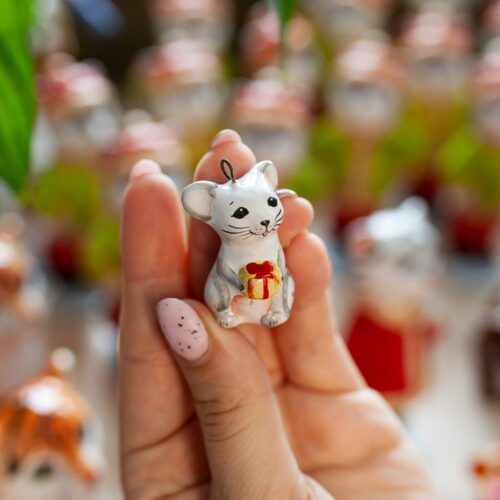 Мышонок белый с подарком фото