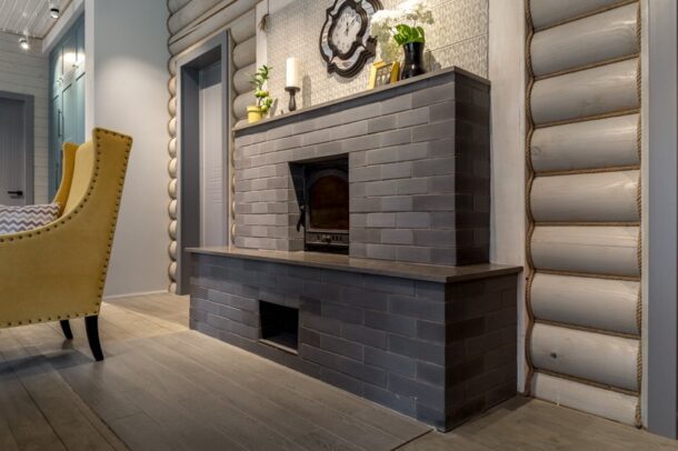 Клинкерная плитка придает интерьеру строгость. 