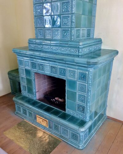 камин с изразцами