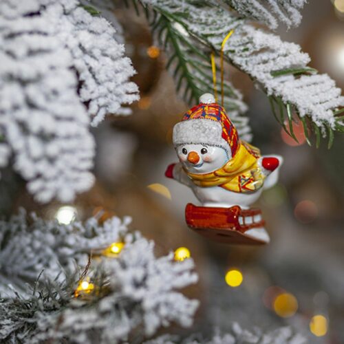Ёлочная игрушка Снеговик на санках (Коллекция «Снеговики-спортсмены») фото