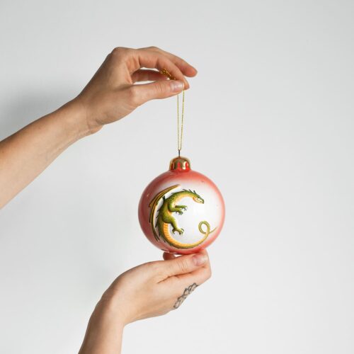 Шар с драконом красный фото