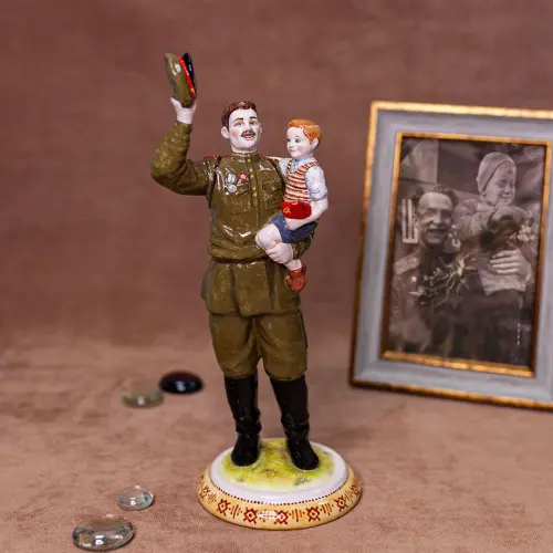 Фигура Солдат с ребенком Фигура Солдат с ребенком фото