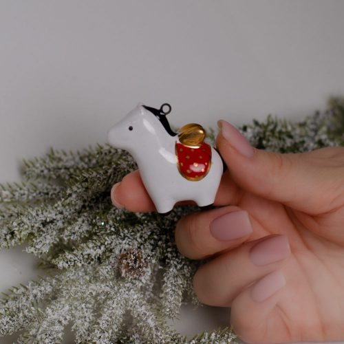 Ёлочная игрушка Лошадка в красной попоне с крыльями (мини) Размеры: 2,0 × 4,5 × 4,5 см фото