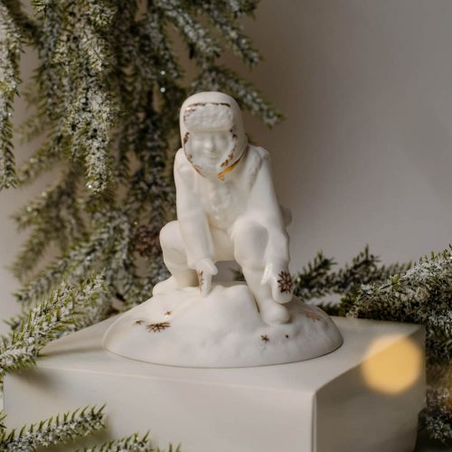 Мальчик и снежки (малый) фото