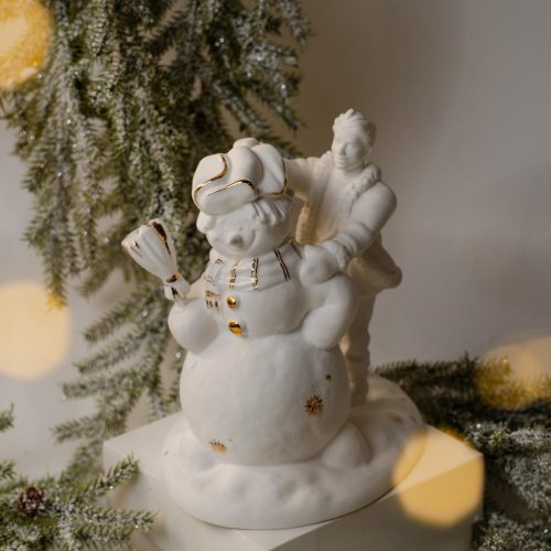 Мальчик и снеговик фото