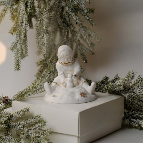 Девочка лепит снеговика (фарфор) фото