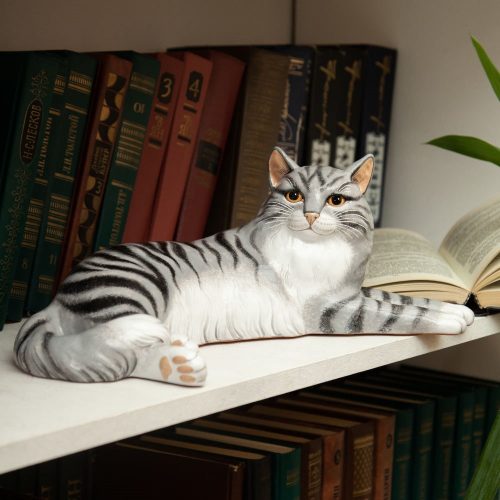 Кошка лёжа (большая) серая полосатая фото