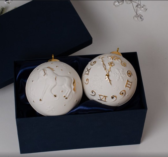 Набор 2 изделия шары фарфор (лошадь,часы) фото