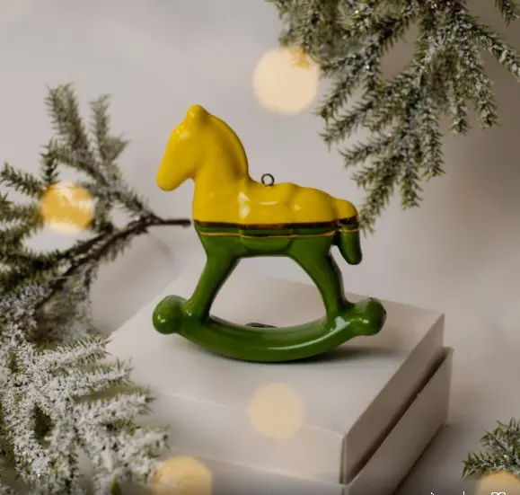 Лошадка качалка двухцветная с золотом (жёлтая с зеленым) Лошадка качалка двухцветная с золотом (жёлтая с зеленым) фото