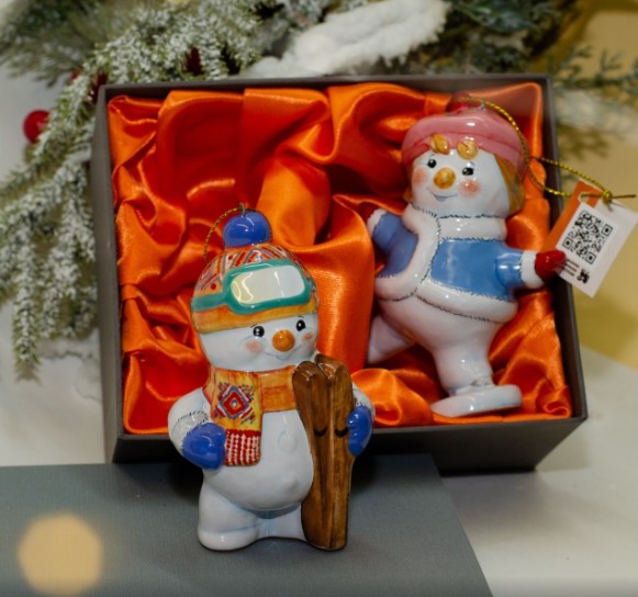 Набор 2 Снеговика-спортсмена (Cнеговик лыжник, Снеговик-девочка на коньках) фото