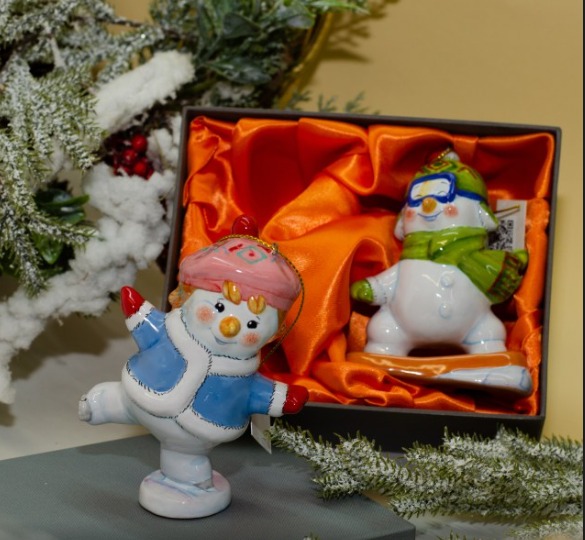 Набор 2 Снеговика-спортсмена (Снеговик сноубордист, Снеговик-девочка на коньках) фото